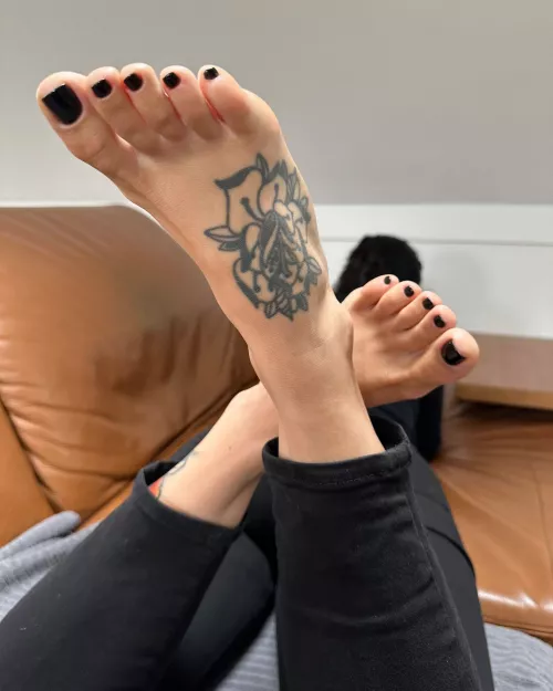 Get ready for an orgasmic toe-sucking experience, gentlemen.