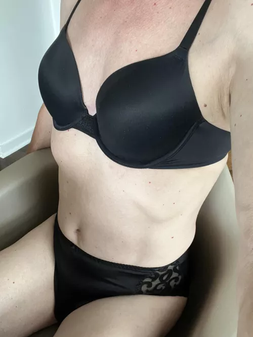 Just sitting and relaxing! 👩🏻‍🦰👙❤️