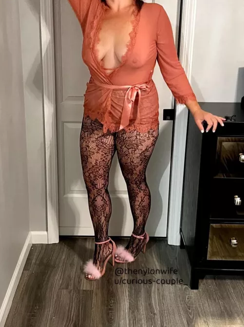 Pink heels and lace hose ! 💋 