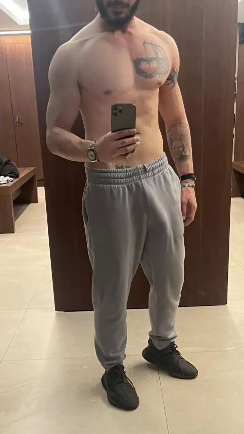 Since all the woman are showing bulges at the gym, let’s compete 