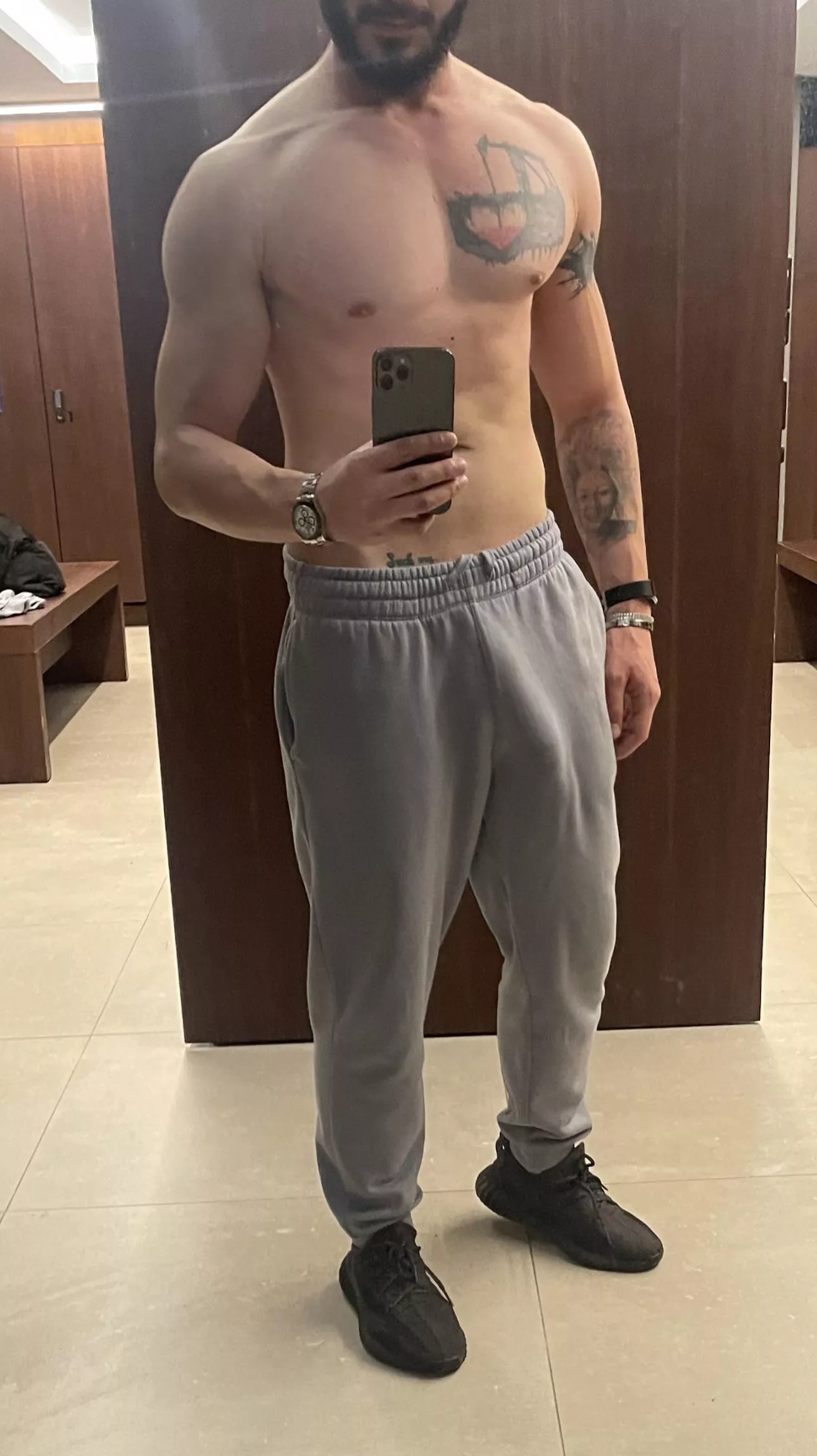 Since all the woman are showing bulges at the gym, let’s compete 