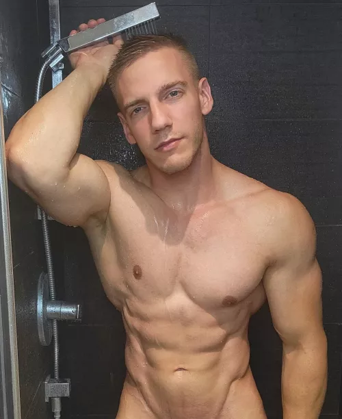 Wanna fuck in the shower 😏..?