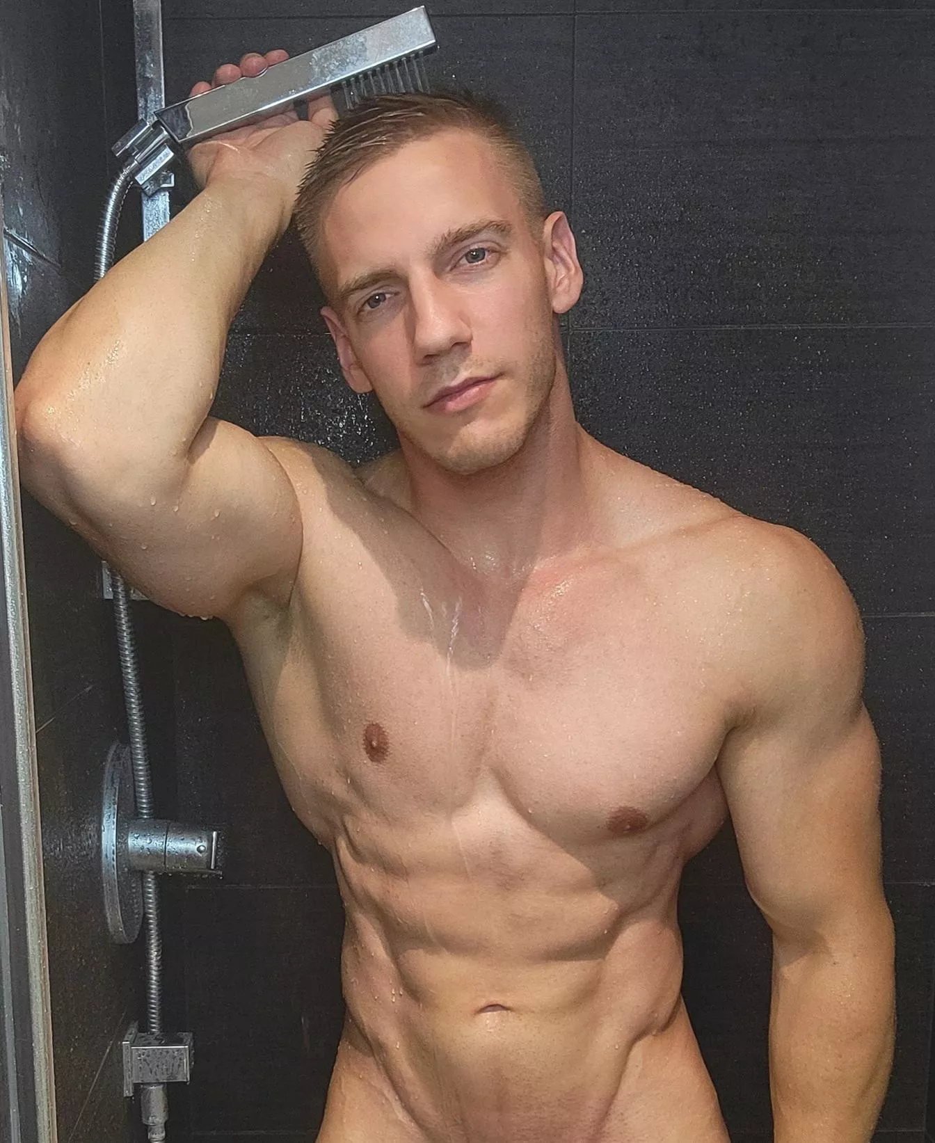 Wanna fuck in the shower 😏..?