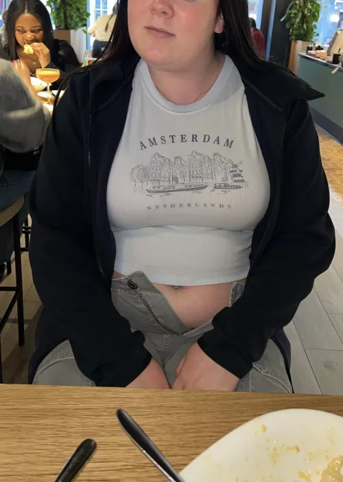 Would you be embarrassed if your fat gf asked for your jumper to hide her belly 🙈