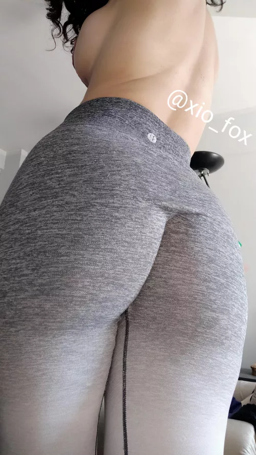 Back from an intense glutes training, enjoying the pump 