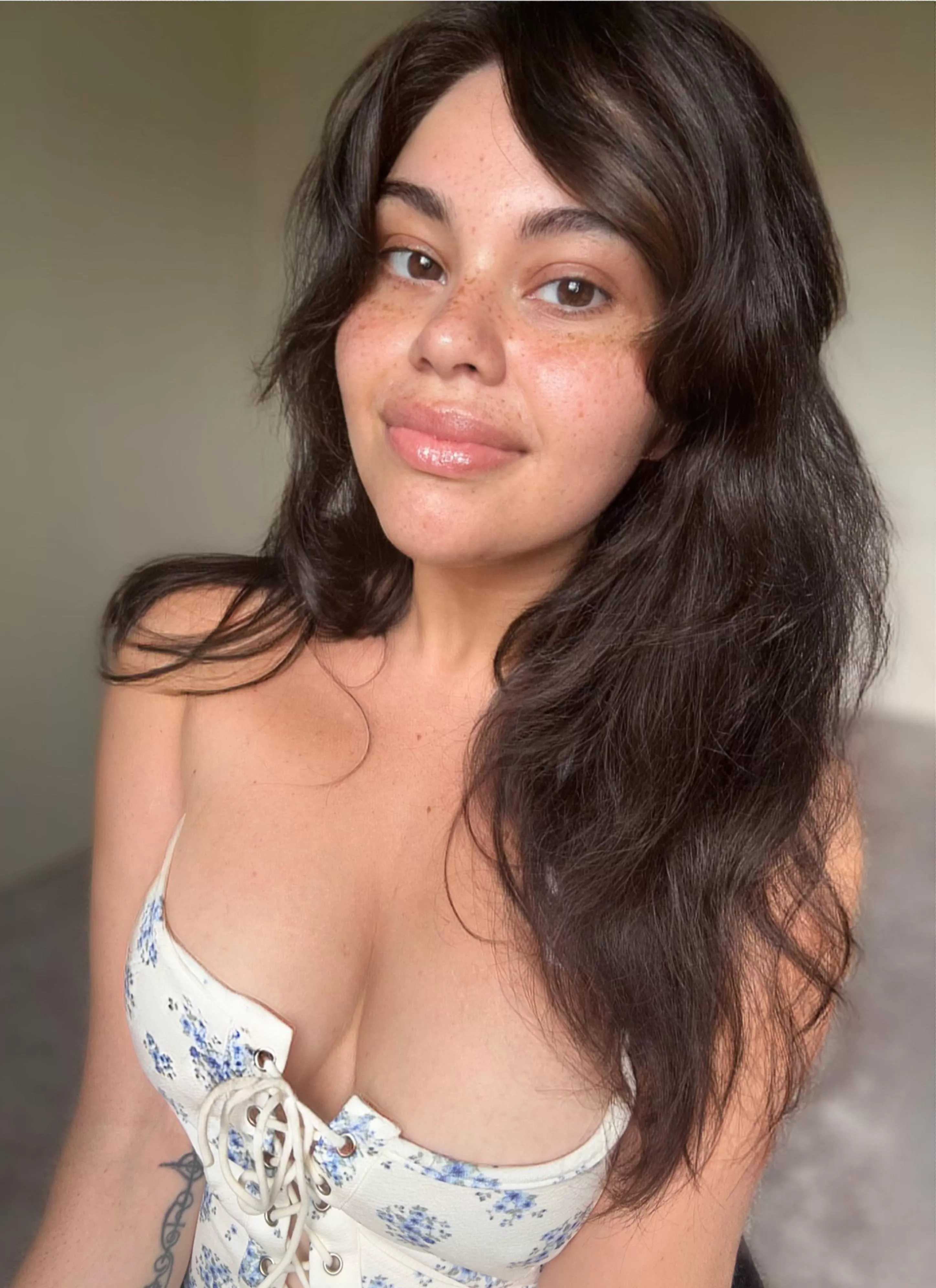 Braless cleavage, just relying on the goods themselves lol 