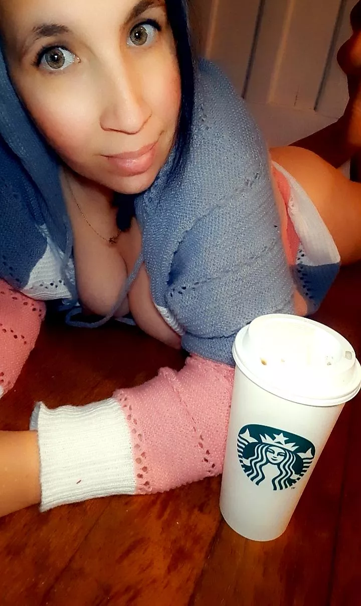 Here's to a cozy Hump Day! Lots of coffee. Lots of snuggles, and of course...lots of humping 😊