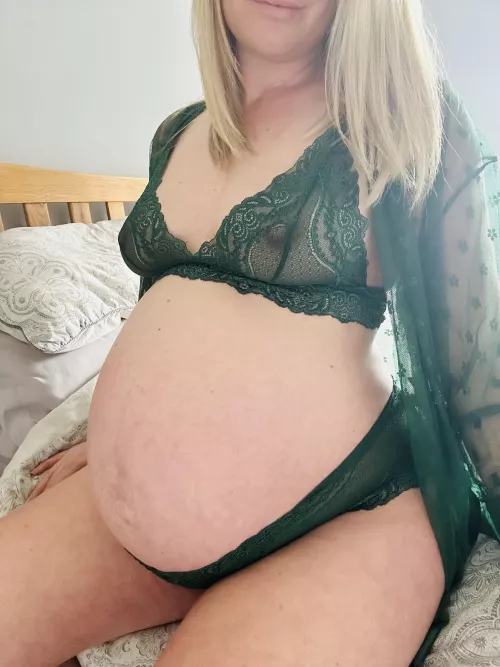 How hot does my pregnant tummy look