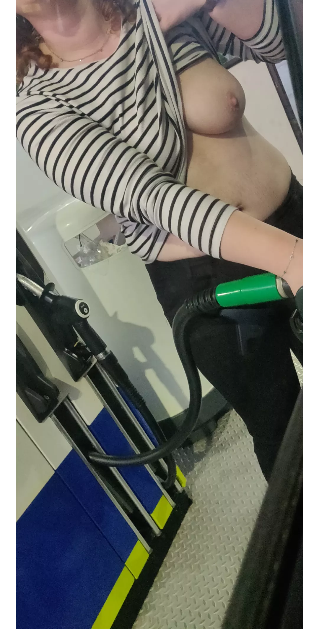 Little Dutch fun while pumping gas ⛽🤭😋