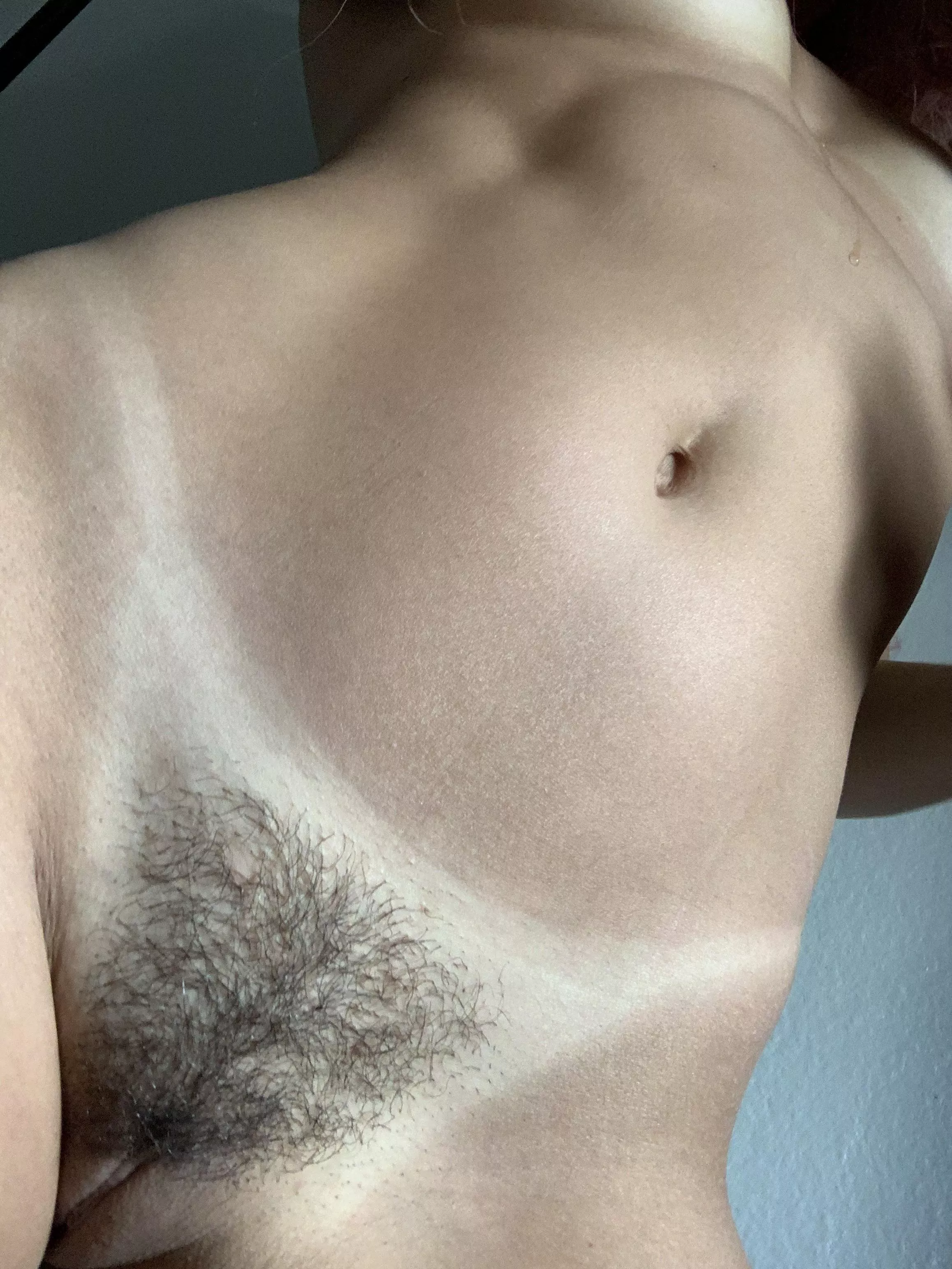 Tan line + hair what a good combo..