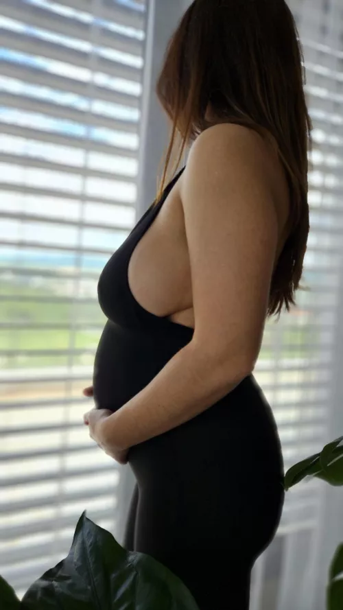 Your favourite preggo MILF wishing you a successful week! 