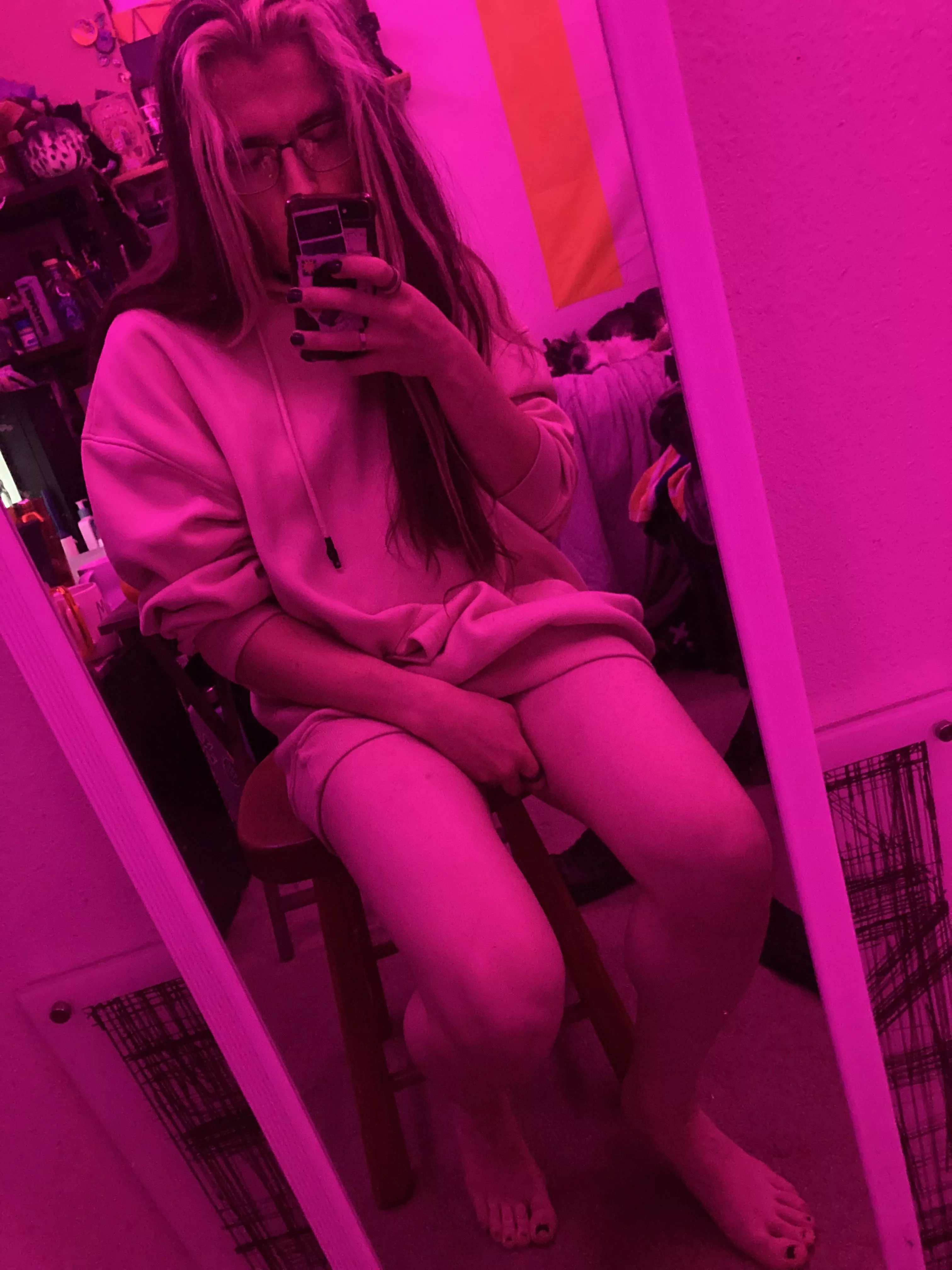 23f desperately hornyyy to goon and edge for hours😍