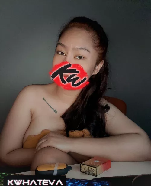 39th today. 😋 Never naman ako nagtago ng age ko. Hahahaha kaya yung mga nagchachat na bata dyan, ang layo po ng age gap. (F) 🤣 