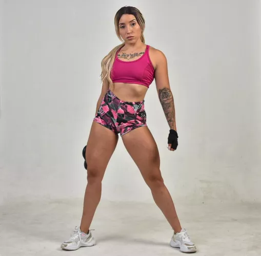 Do you like a flat/fit girl in short leggings 🔥