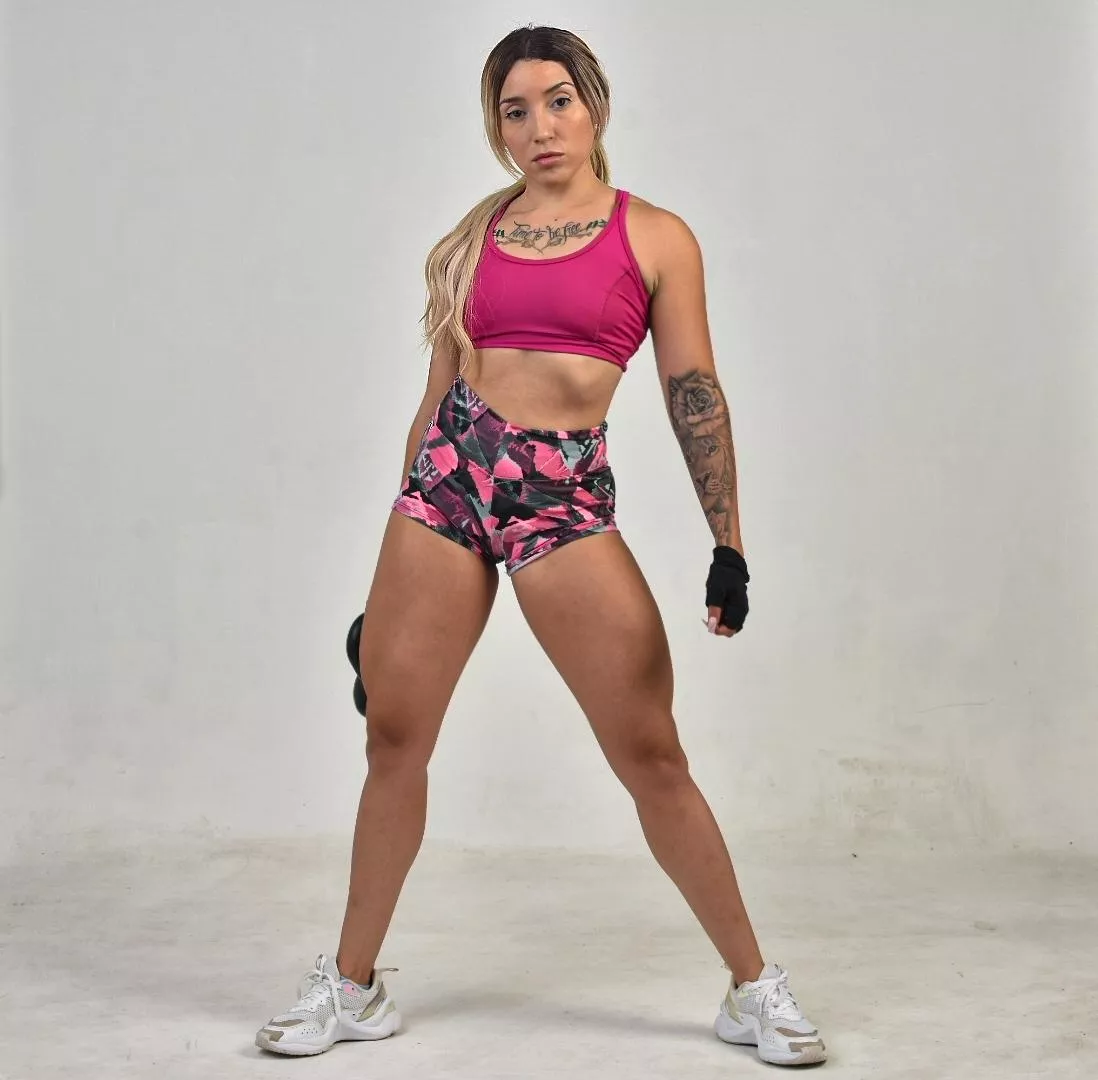 Do you like a flat/fit girl in short leggings 🔥