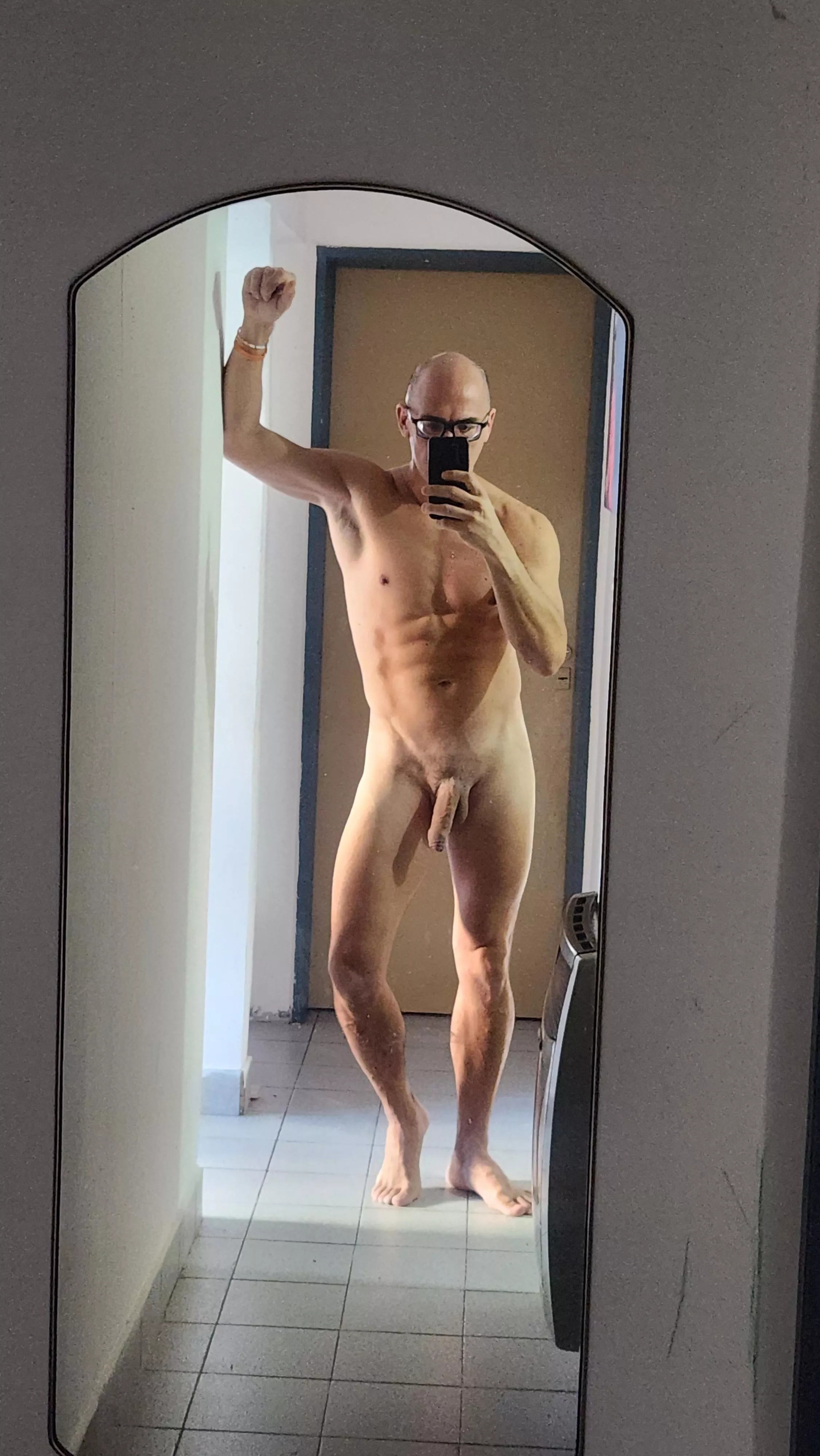 First nude on the networks, should I stay or go? I'm dying of shame but I leave it in your hands.