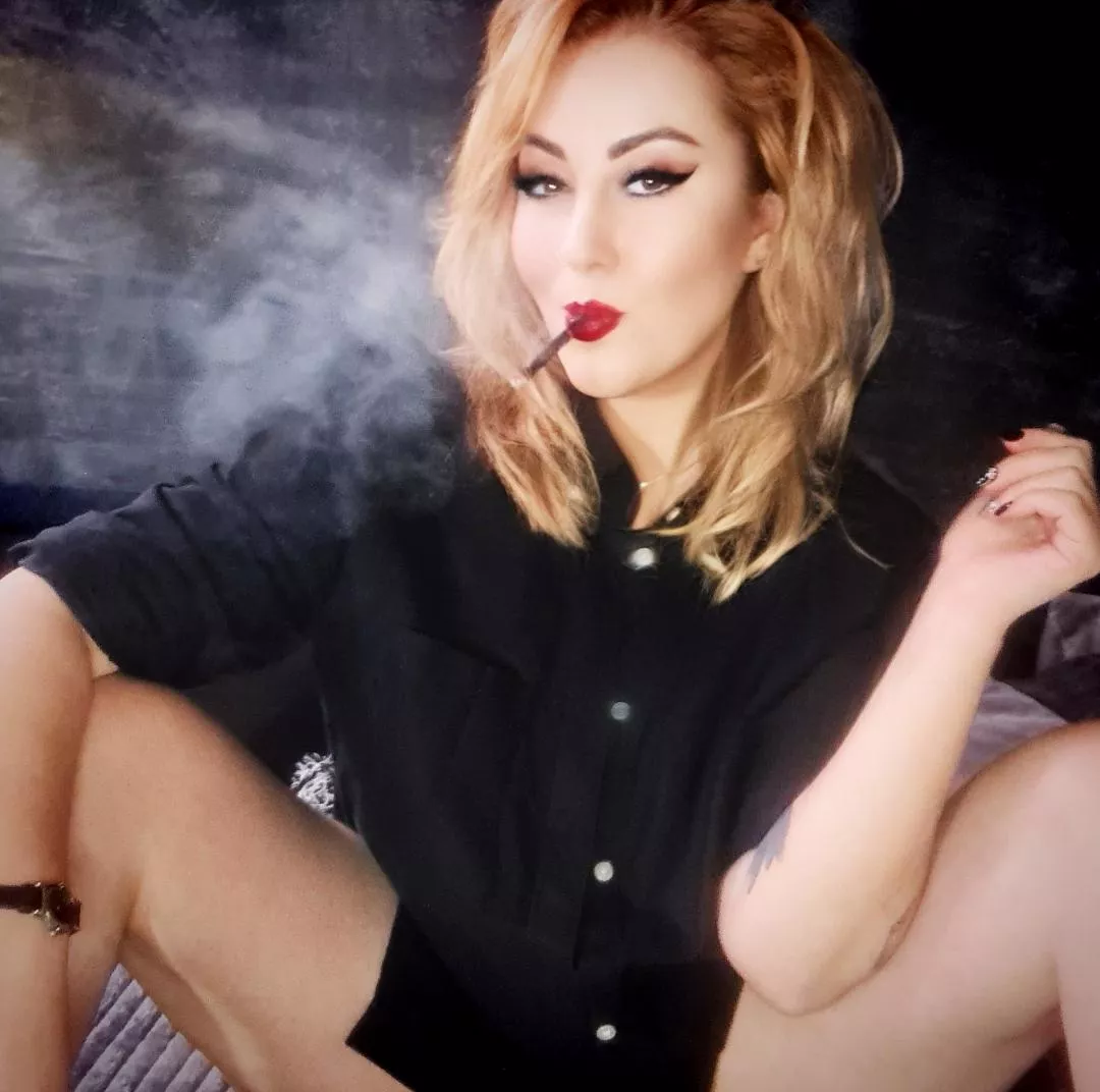 Is it enough for a woman to smoke to turn you on or does her smoking style matter more ? 