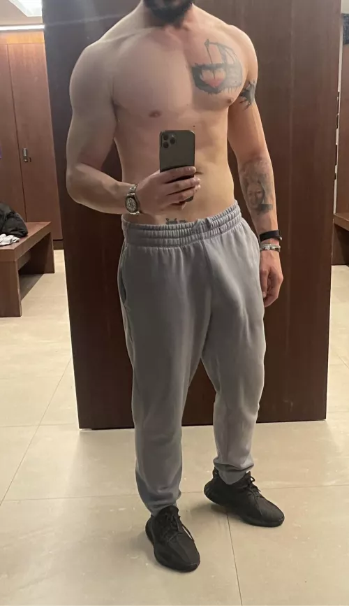 Preworkout, i hope it doesn’t get too sweaty and pop the outline