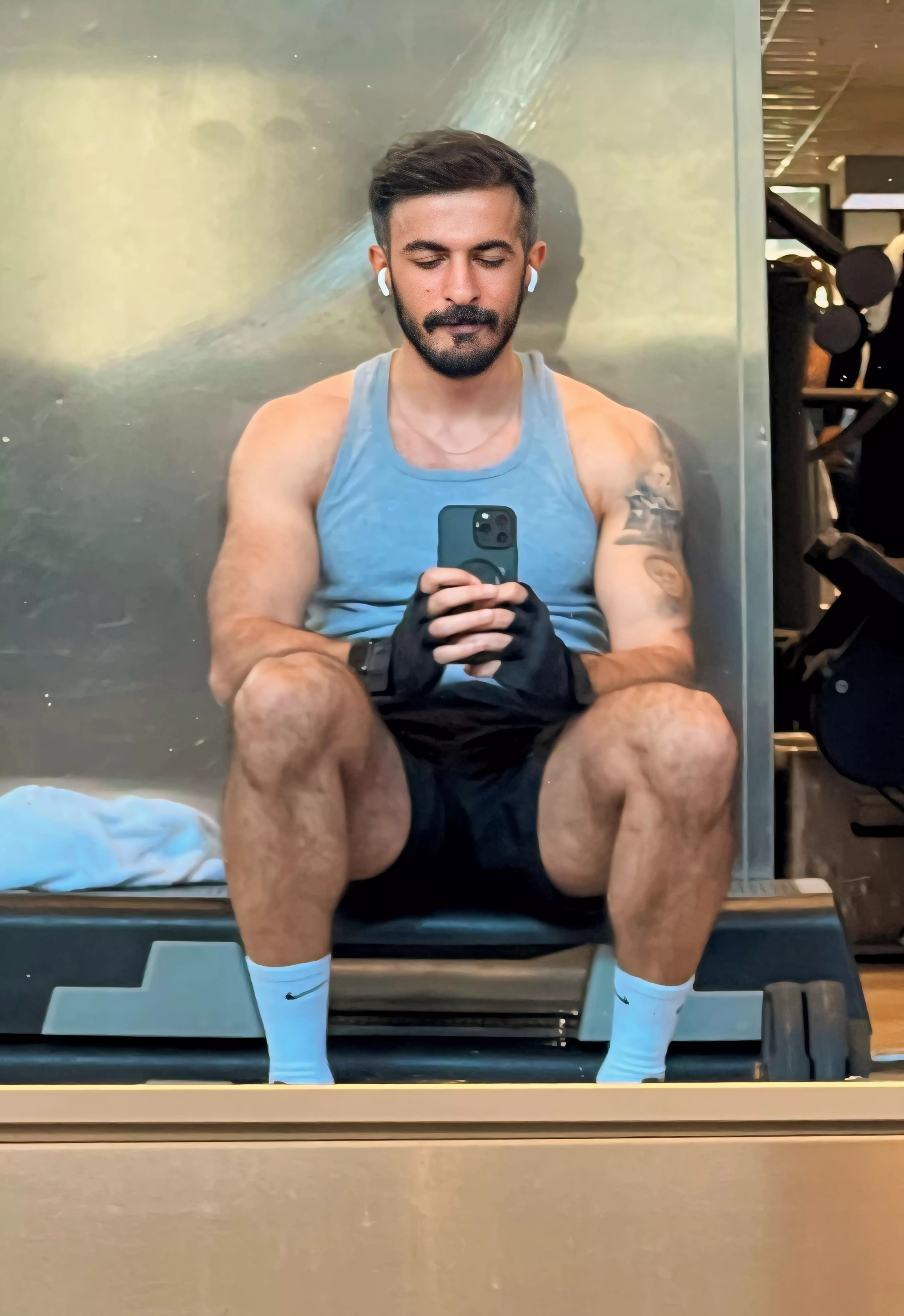 Trying to take selfies in gym feels somehow weird. 😬