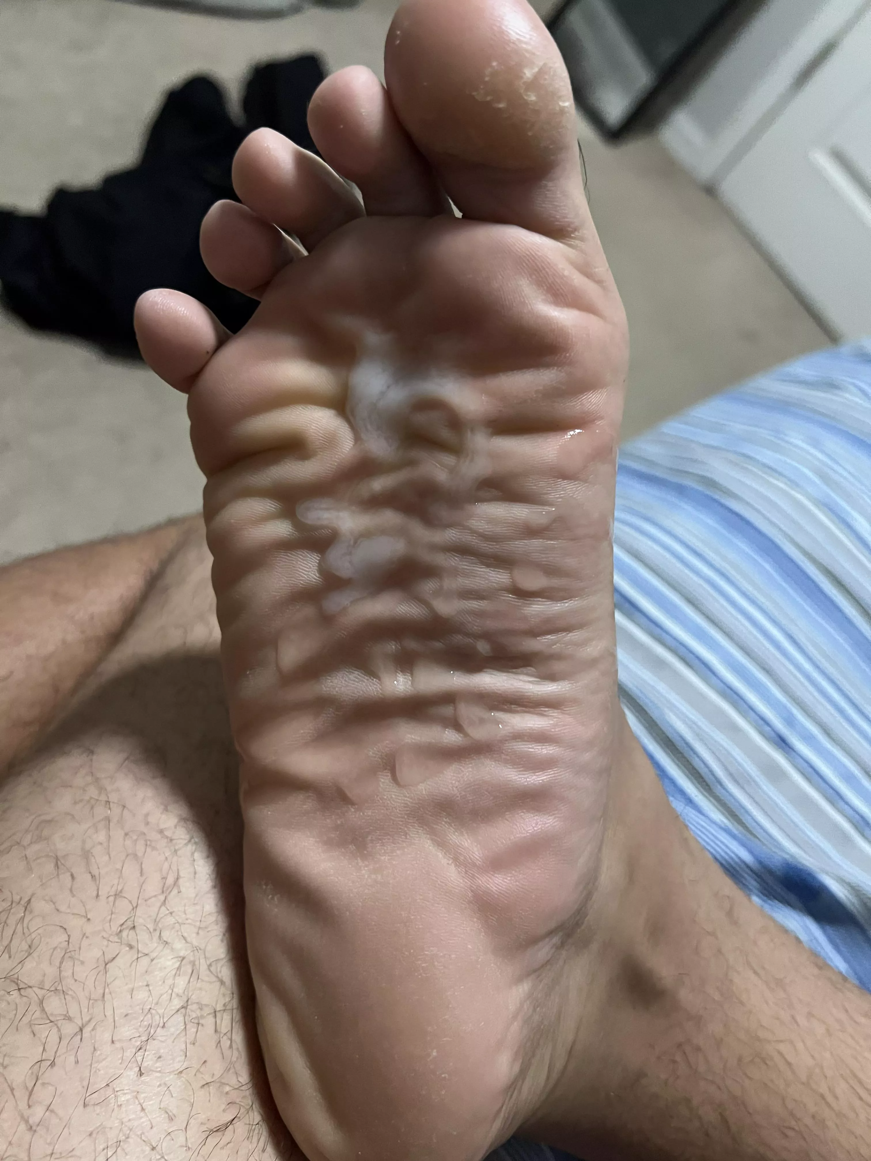 Who wants to cum for my soles? lick them clean slave😈