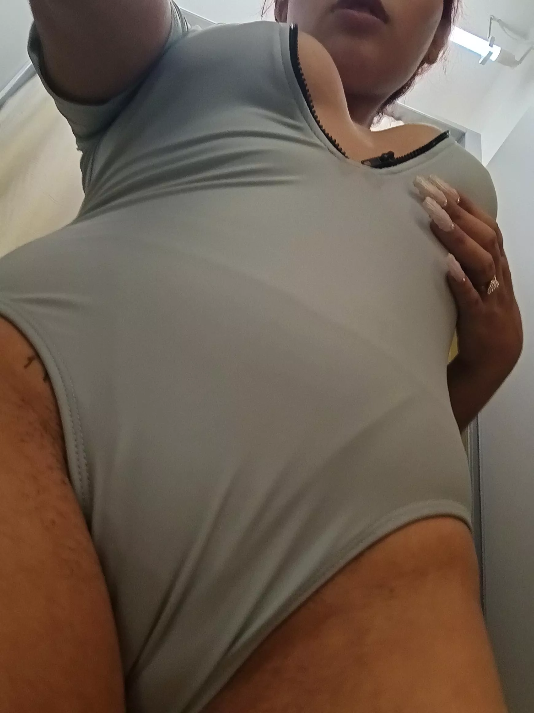 you like how this swimsuit reveals my waist?