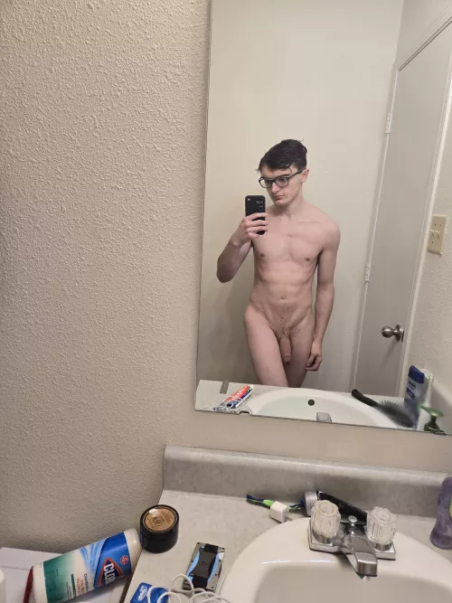 21 5'7 145 lbs fresh haircut and freshly trimmed 