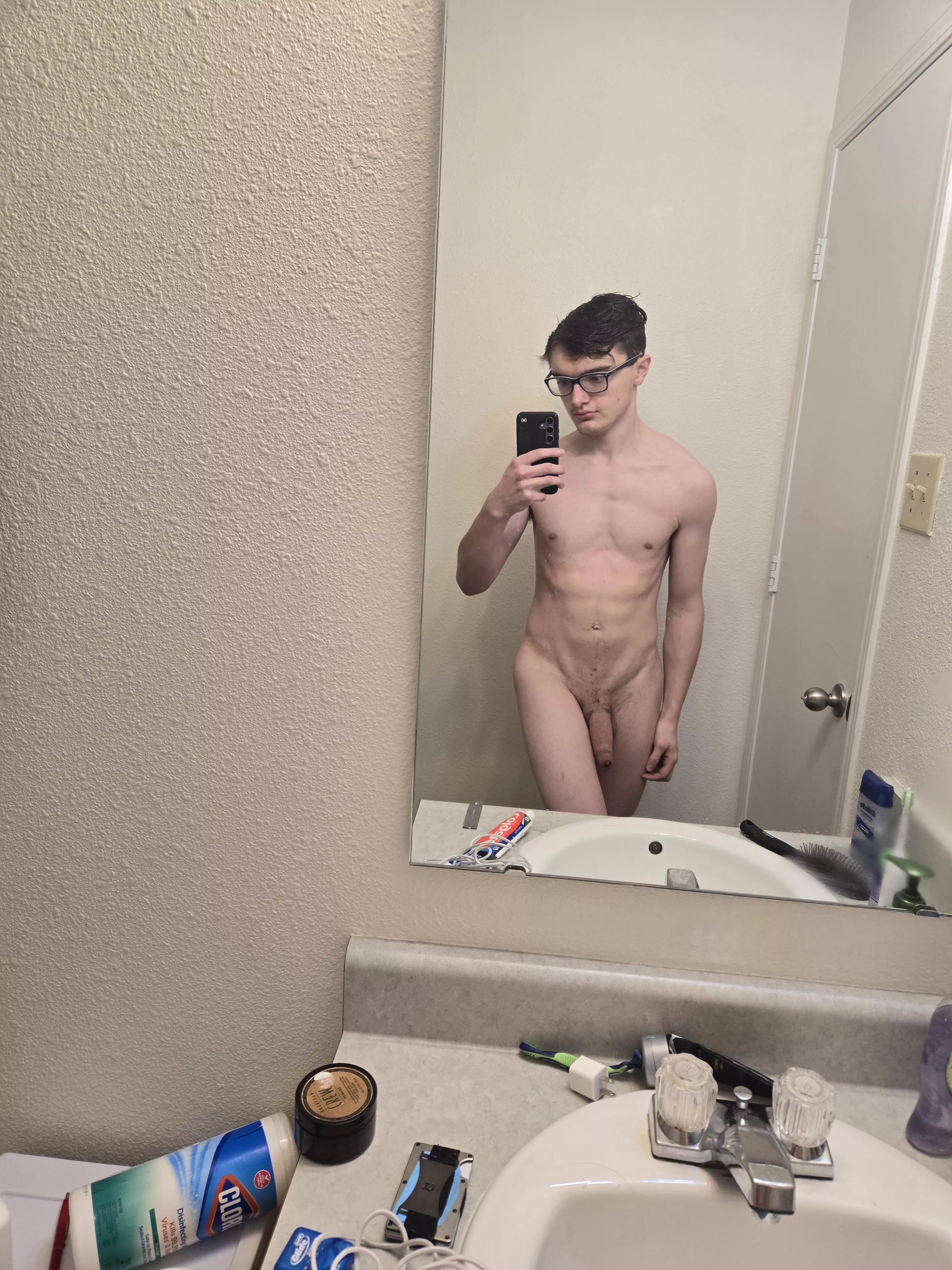 21 5'7 145 lbs fresh haircut and freshly trimmed 