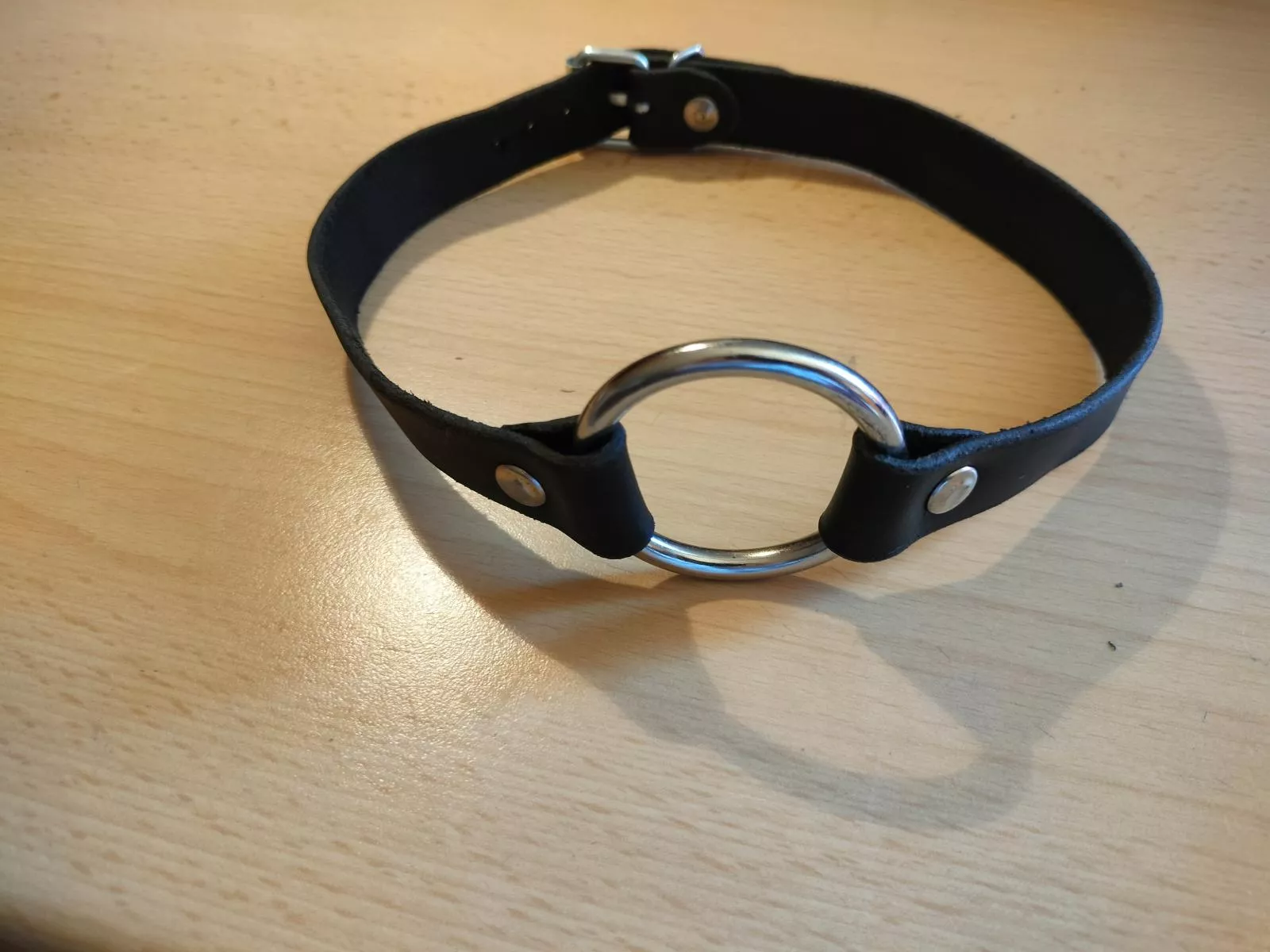 Dear Girls, please put the Gags inside your mouths, it looks stupid otherwise. Thighten the straps. Proper worn Gags are very sexy and yall are very beautifull ❤️.