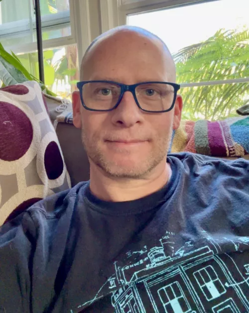 Hello from Los Angeles, where are all the single guys? 