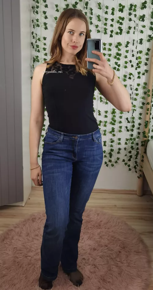 Jeans that emphasize my curves