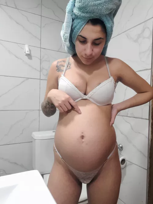 My big belly still lets me fuck, do you want to try it with me?💦😈