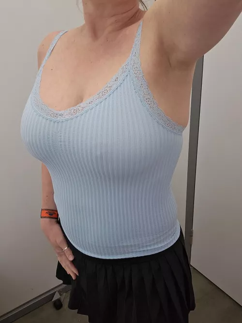 Nothing like a braless MILF. 43F