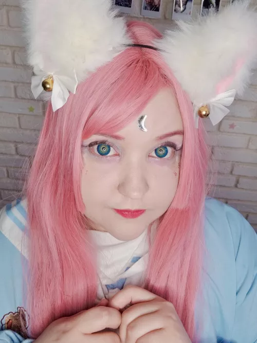 Would you join this kitty in watching movies?