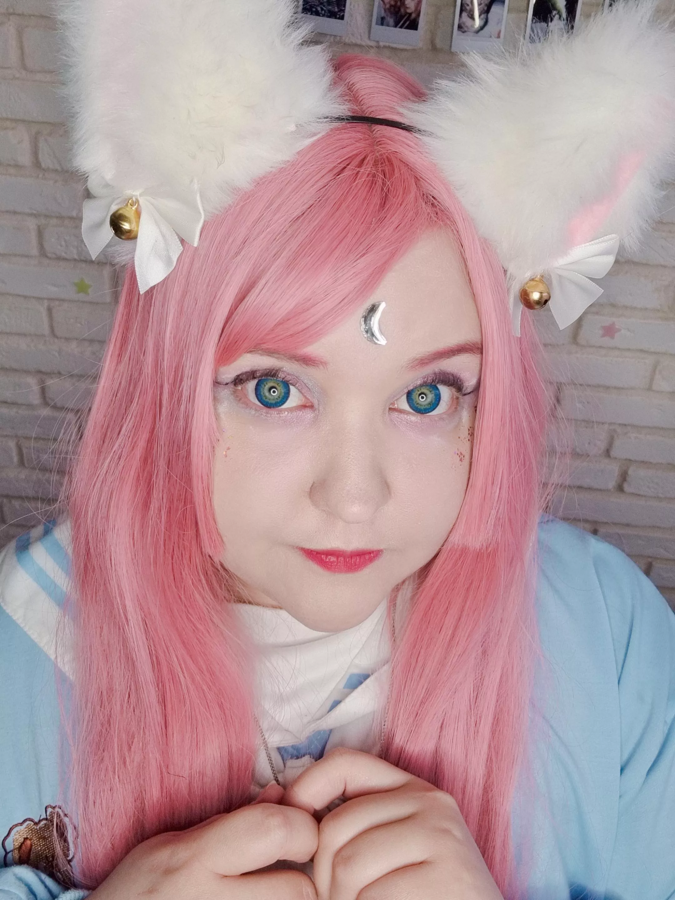 Would you join this kitty in watching movies?