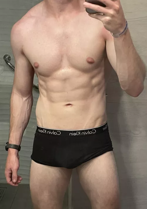 [27] Post workout selfie - could do with a training partner to get sweaty with 👀 