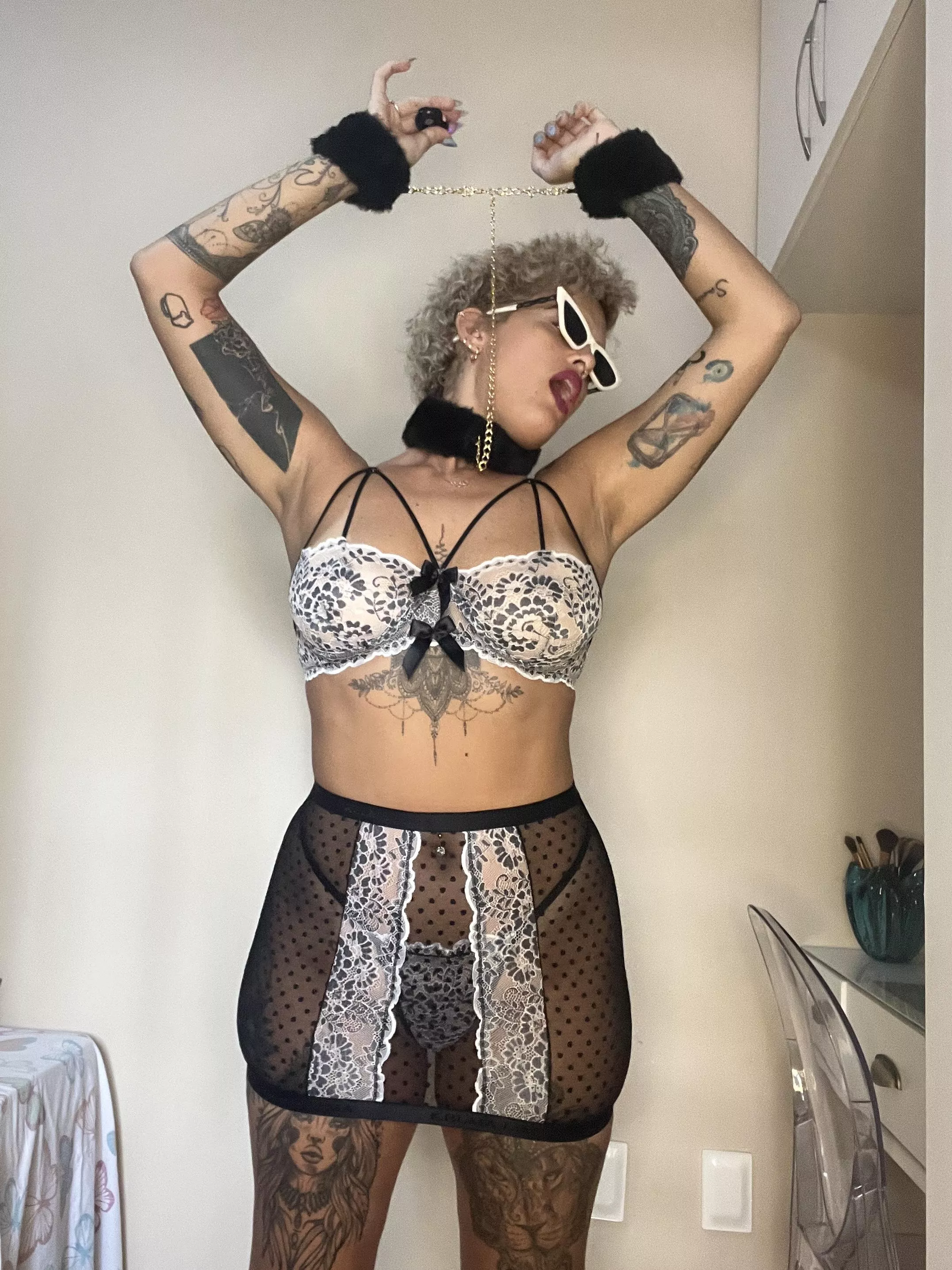 Can u help me taking my bra off?