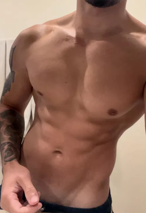 Checking to see if I still have my V at 6’3 217lbs 🥰🥰