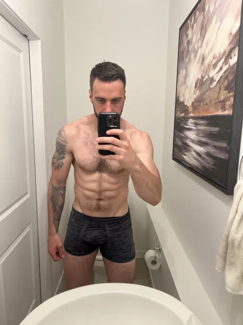 Dad bod? More like dilf bod(33)