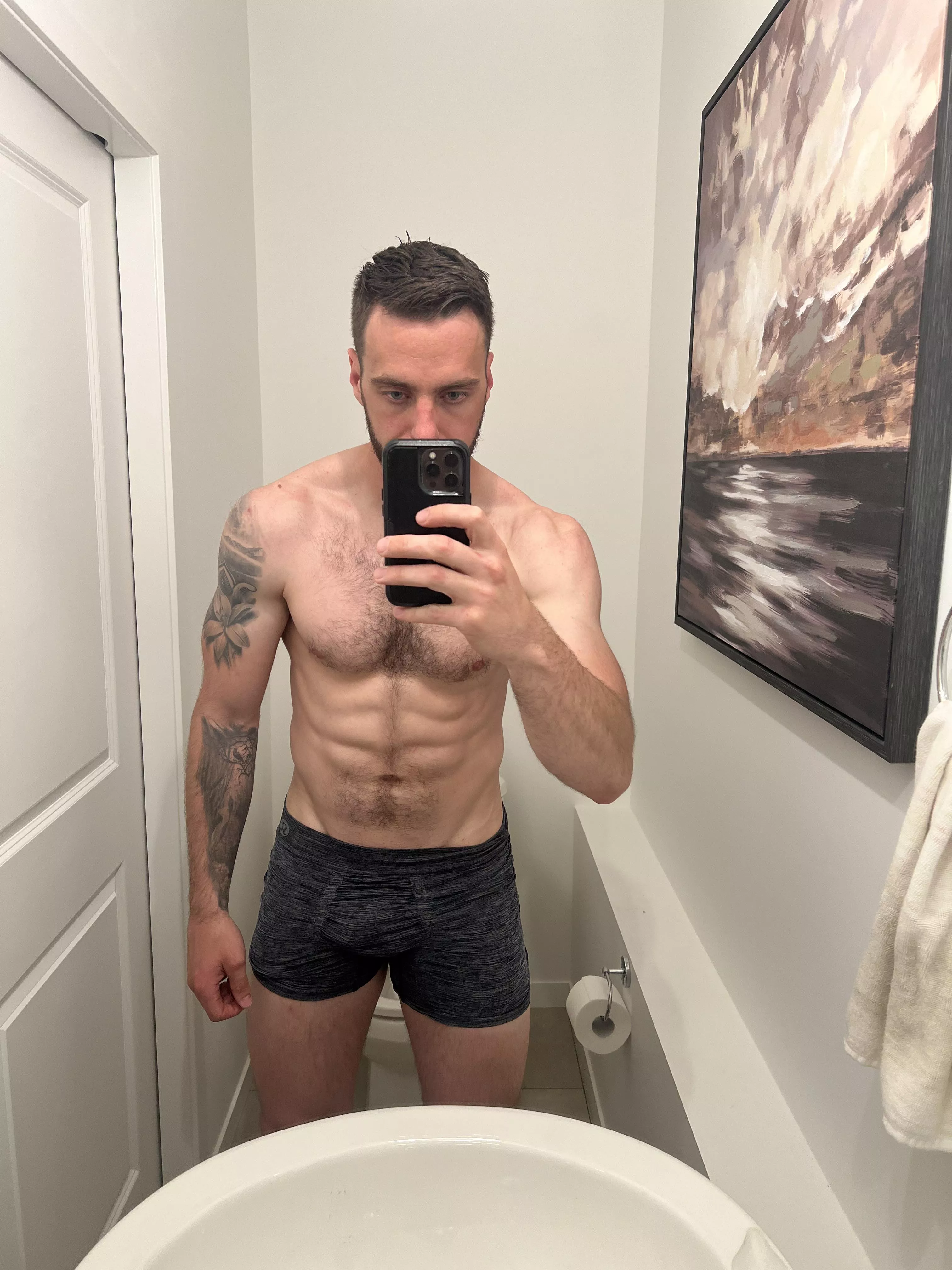 Dad bod? More like dilf bod(33)