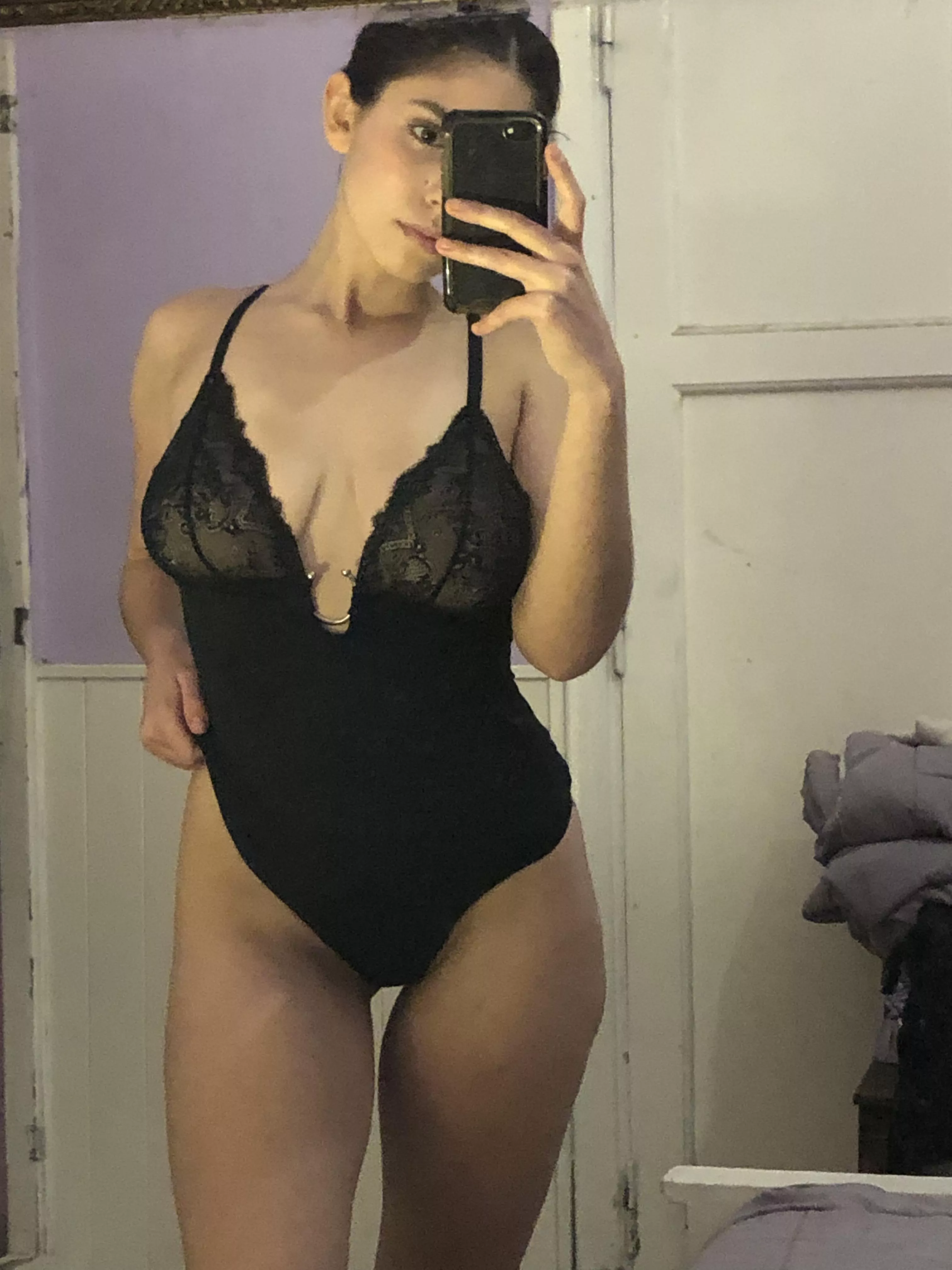 How do I get a guy to suck my feet?