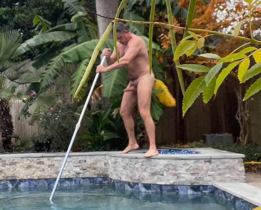 I think the neighbors boy likes it when I clean the pool! He and his girlfriend are watching through the fence!! 🤣
