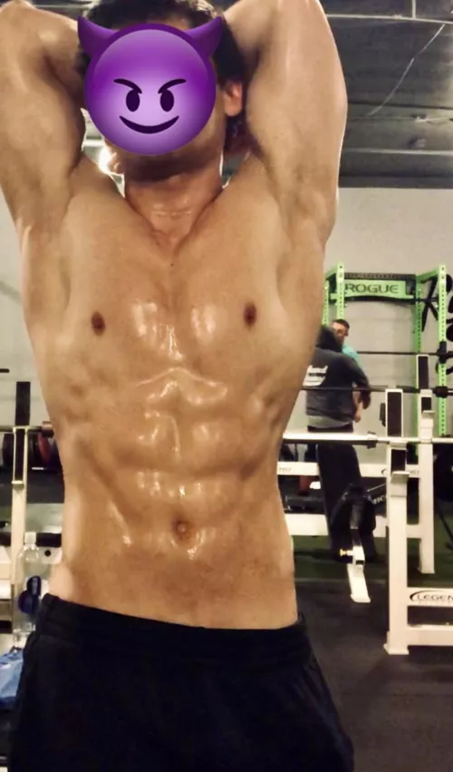 Just a bunch of sweaty shirtless men in this gym, including me 😈💗💗