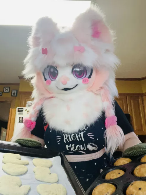 Pearl offers you freshly baked cookies and muffins, take one?(Picture by me)