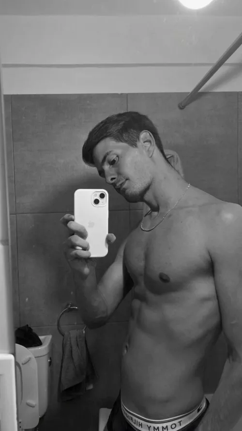 What re u doing bros?