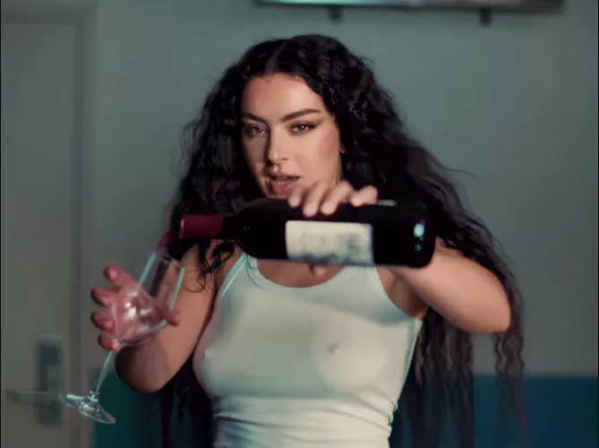 Charli XCX - 360 ( w/ link to vid)