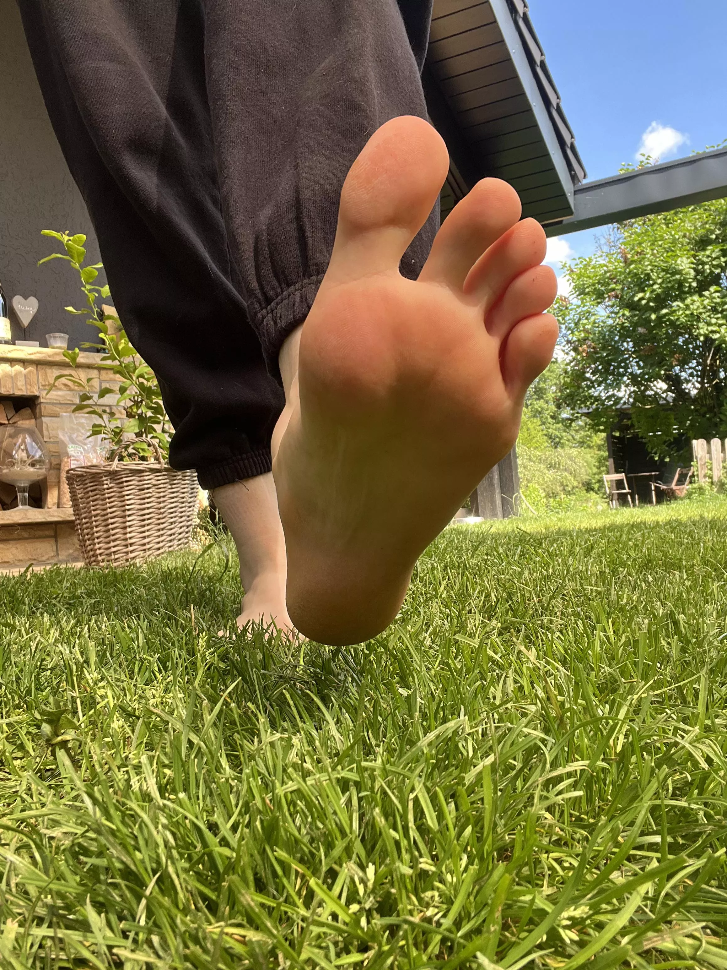 Dirty feet!! What are you gonna do about that, loser?!😈