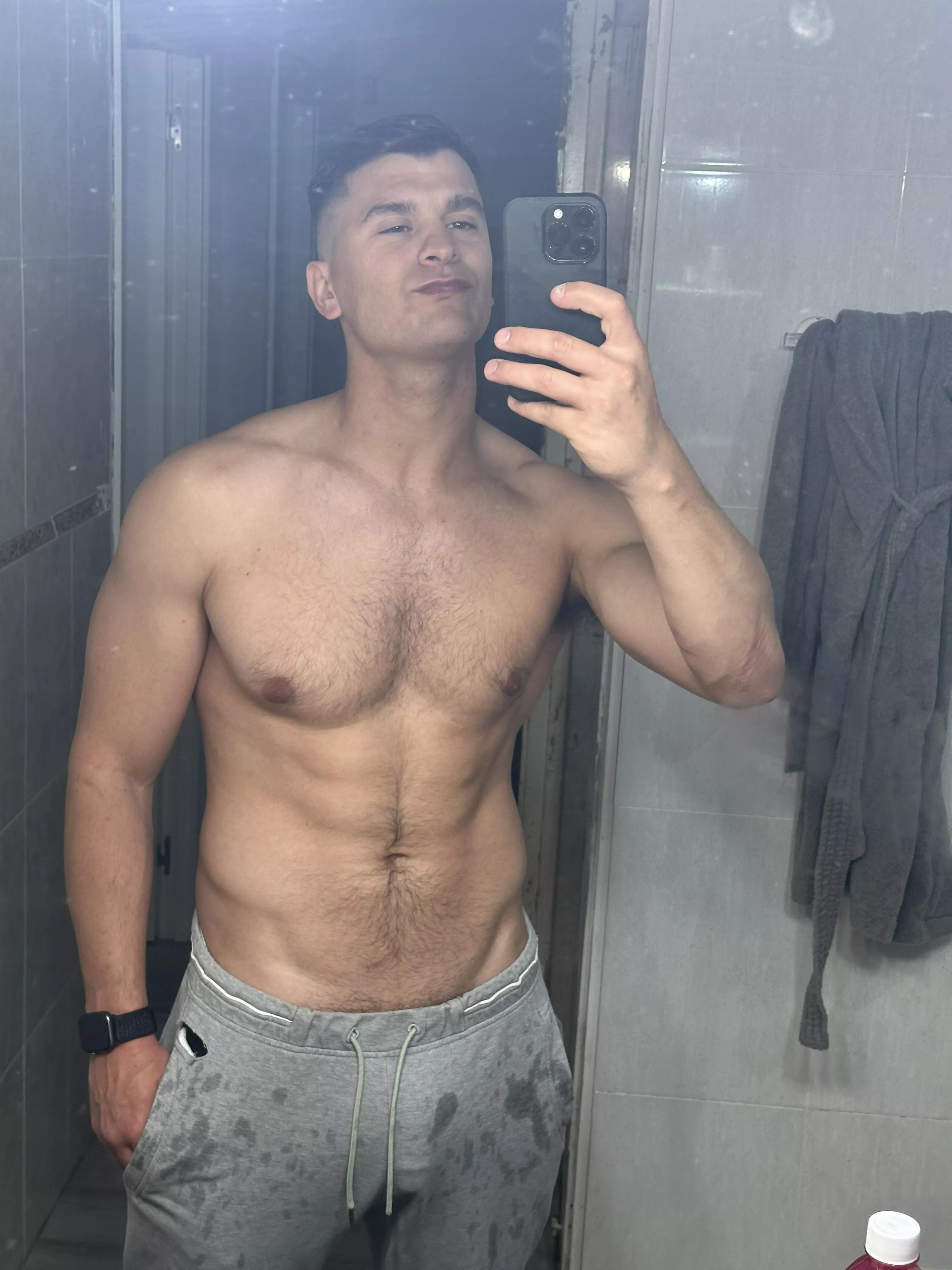 Do you like what's under my V?😋🍆