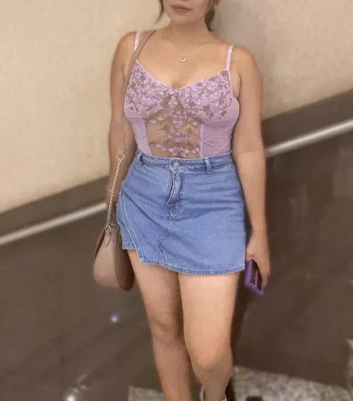 (F) too many eyes are on me 👀