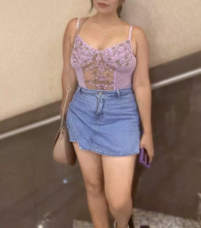 (F) too many eyes are on me 👀