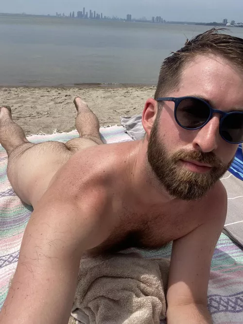 Hairy ass exposed and ready to be filled💦